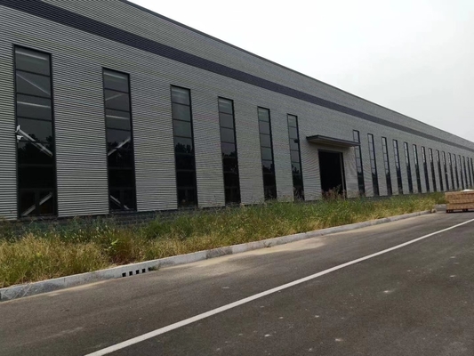 Warehouse de acero prefabricado robusto con la puerta rodante