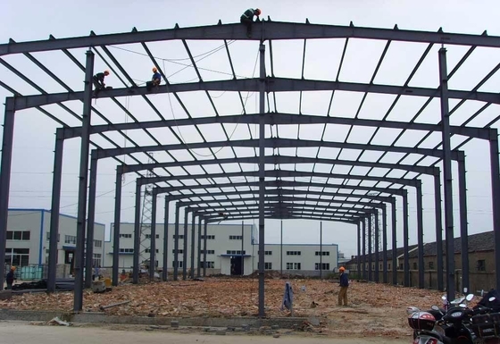 Edificio prefabricado de acero de Warehouse con el panel del tejado y de pared de las lanas de roca