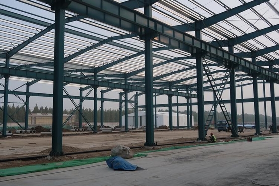 Almacén de estructura de acero personalizado con techo inclinado y canaleta de acero galvanizado