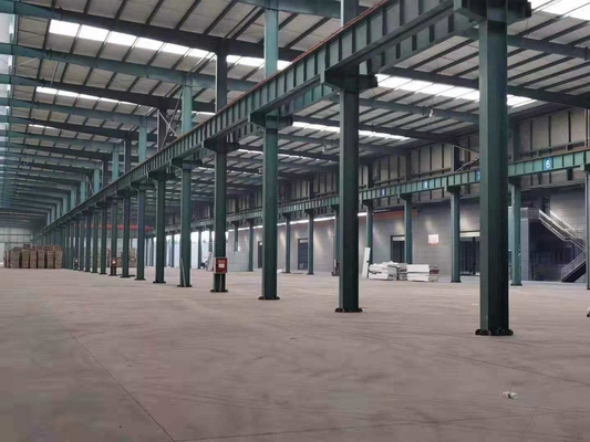Edificios de almacenes de acero diseñados de manera eficiente prefabricados con ventanas de aleación de aluminio
