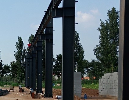 El tejado de acero galvanizado pintado ata graneros prefabricados modernos del metal