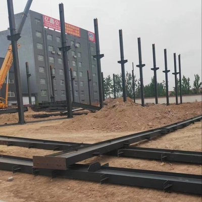 Edificio resistente del taller de la estructura de acero 3D con la grúa de arriba